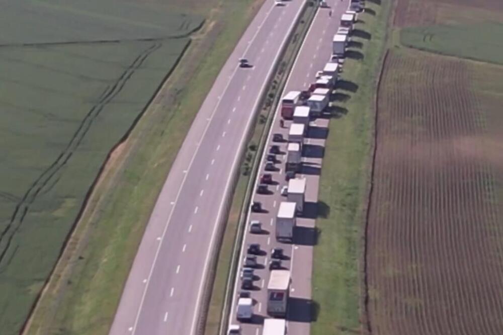 Prevrnuo se šleper kod Vrbasa, saobraćaj blokiran: Napravile se kolone vozila, sve stoji u mestu! (FOTO)