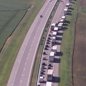 Prevrnuo se šleper kod Vrbasa, saobraćaj blokiran: Napravile se kolone vozila, sve stoji u mestu! (FOTO)