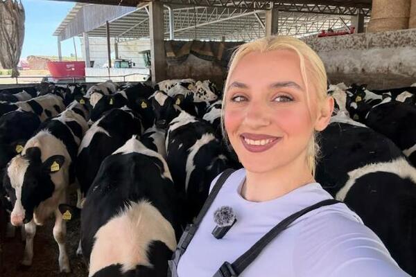SOFIJA IZ BAČKE PALANKE SE RAZVELA ZBOG KRAVA: Najlepša srpska farmerka je u štali uvek TIP-TOP SREĐENA!