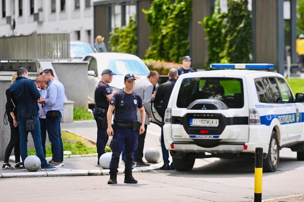Policajci zaustavili kombi kod Leskovca, a unutra su imali šta i da vide: Lisice na ruke vozača su stavljene odmah