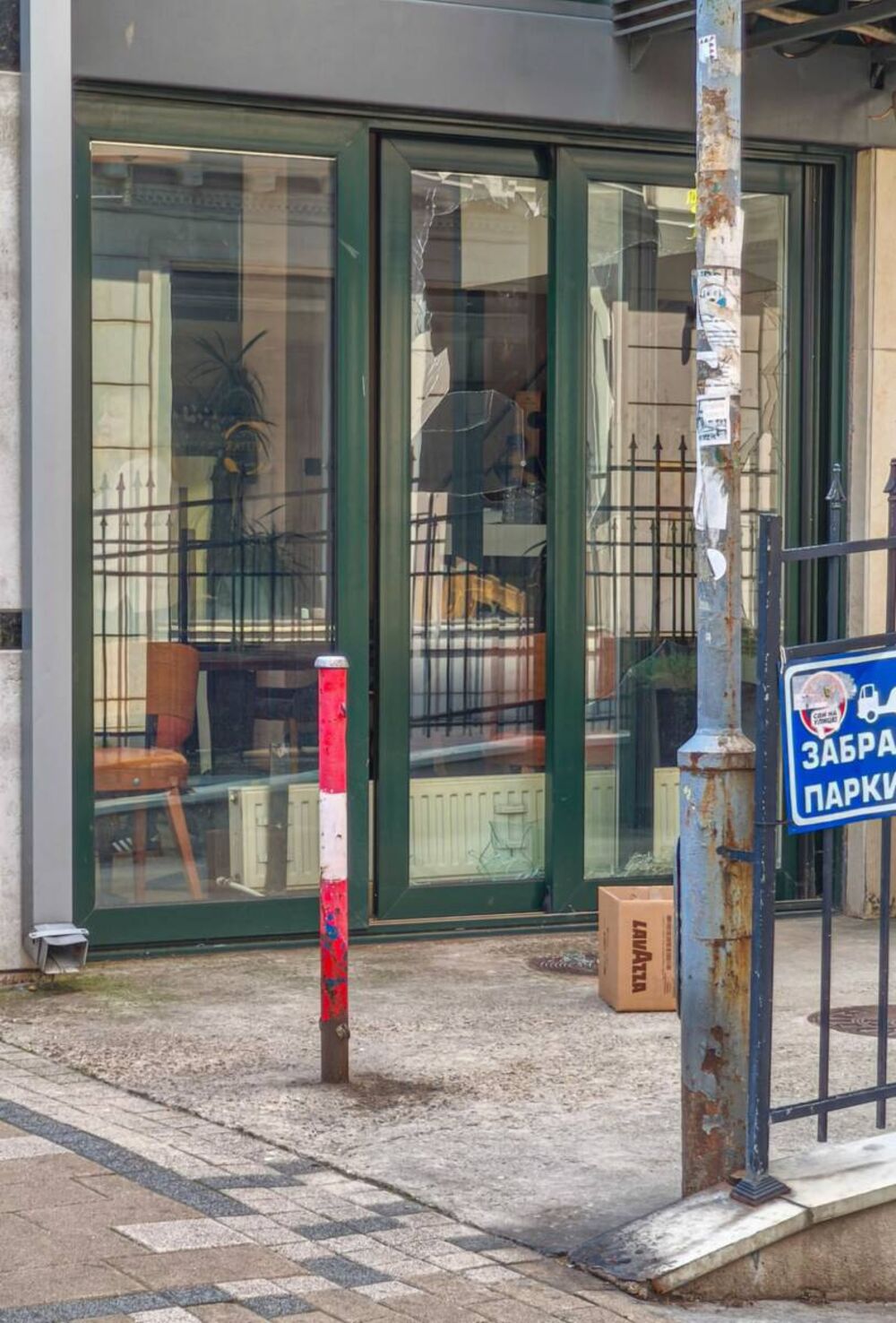 Tokom noći razbijeno staklo na restoranu Njujork