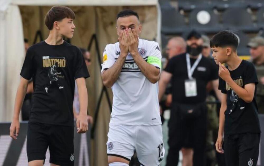 Natho plakao kao malo dete na oproštaju od Partizana!