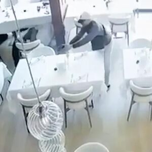OVO JE SNIMAK PUCNJAVE U RESTORANU NA NOVOM BEOGRADU: Mihajlo (24) sedeći počeo da ispaljuje METKE (VIDEO)