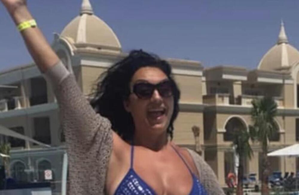 SKINULA SE SRPSKA PEVAČICA (55), GRMI KAKO IZGLEDA: 5 puta je bolja nego MNOGE MLAĐE KOLEGINICE (FOTO)