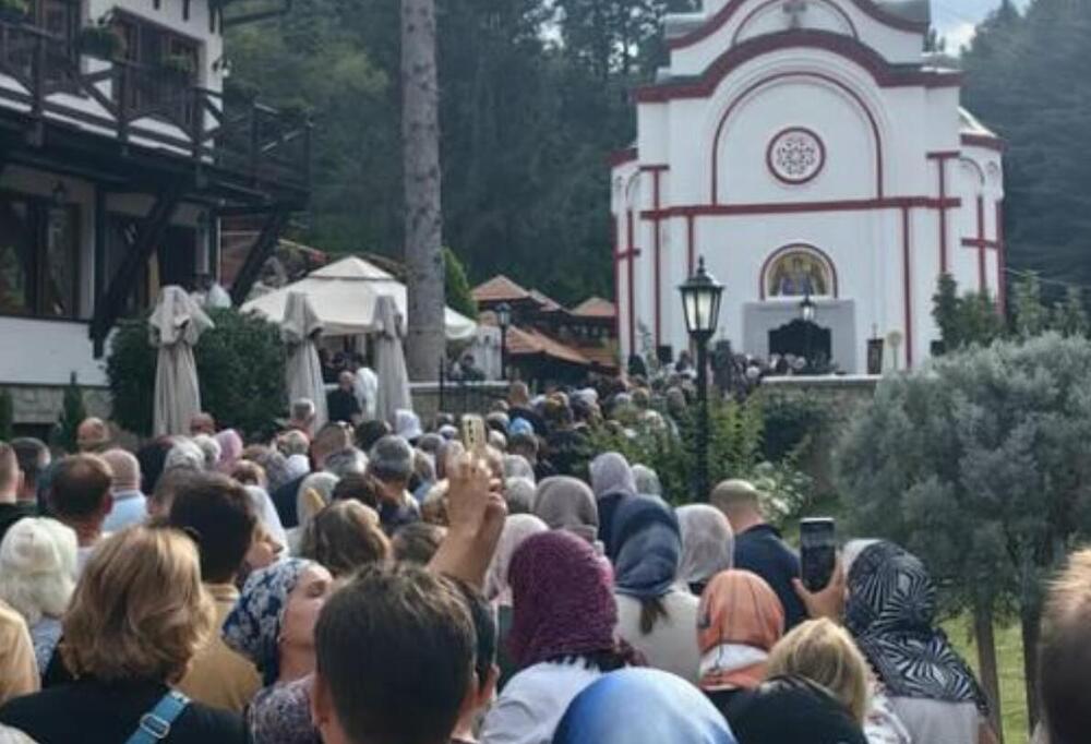 Velika gužva u manastiru Tumane, vernici dobijaju poseban blagoslov: Danas je presvlačenje moštiju Svetog Zosima