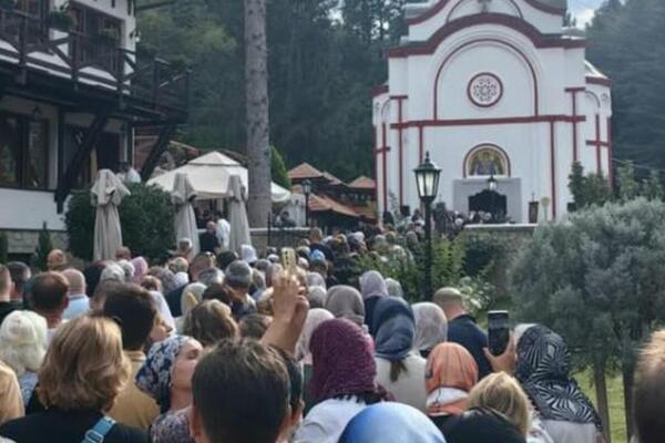 Velika gužva u manastiru Tumane, vernici dobijaju poseban blagoslov: Danas je presvlačenje moštiju Svetog Zosima