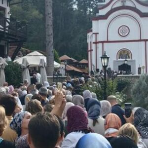 Velika gužva u manastiru Tumane, vernici dobijaju poseban blagoslov: Danas je presvlačenje moštiju Svetog Zosima