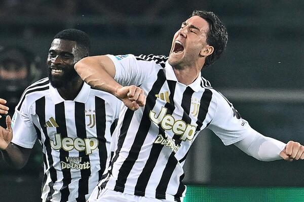 Dušan Vlahović dao dva gola u derbiju Dela Mole, ali džabe - Juventus ostao bez Lige šampiona (Video)