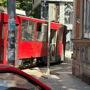 PRVE SLIKE TEŠKE NESREĆE NA DORĆOLU, LJUDI ISKAKALI KROZ PROZOR! Tramvaj se zakucao u zgradu na Dorćolu! (FOTO)