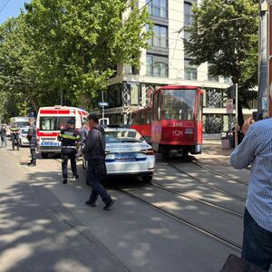 DA LI JE OVO UZROK TRAMVAJSKE NESREĆE NA DORĆOLU? Vozila žena, prednji deo je SKROZ ULUBLJEN!