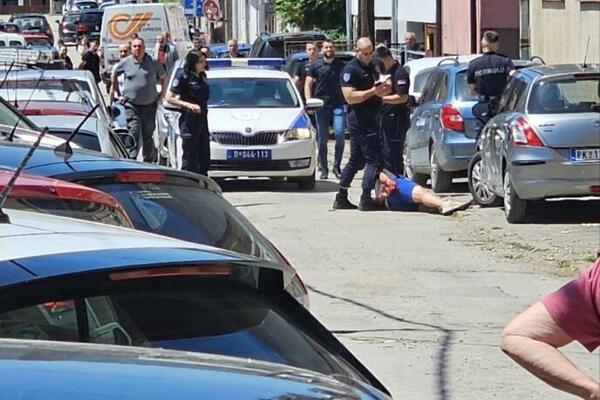 ISPLIVAO UZNEMIRUJUĆI SNIMAK TUČE I PUCNJAVE NASRED ULICE U PROKUPLJU! Čuju se uzvici: "DOSTA, BRE, DOSTA!" (VIDEO)