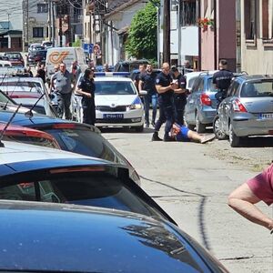 PUCNJAVA U PROKUPLJU! Muškarac pogođen u glavu! (FOTO)