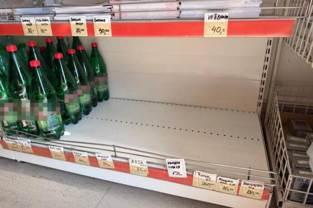 PANIKA U ČAČKU ZBOG NESTAKA VODE: Građani za pola sata kupili 3O PAKETA VODE! (FOTO)