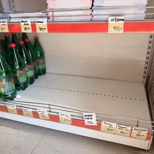 PANIKA U ČAČKU ZBOG NESTAKA VODE: Građani za pola sata kupili 3O PAKETA VODE! (FOTO)