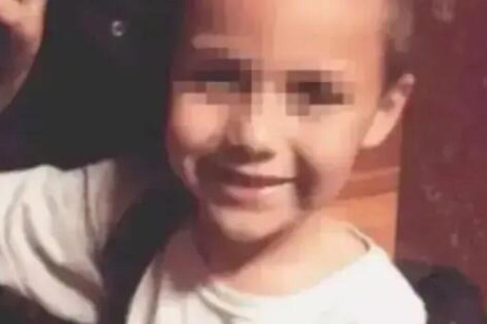 MAJKA MUČILA SINA (10) ZAJEDNO SA SVOJIM DEČKOM DOK NIJE UMRO! Bičevali ga KAIŠEM, terali da KLEČI NA PIRINČU