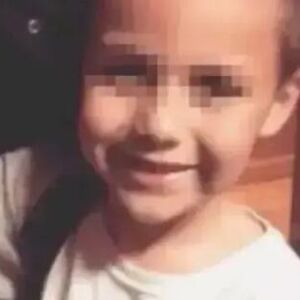 MAJKA MUČILA SINA (10) ZAJEDNO SA SVOJIM DEČKOM DOK NIJE UMRO! Bičevali ga KAIŠEM, terali da KLEČI NA PIRINČU