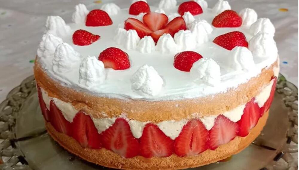Najlepša poslastica za vrele dane: Francuska torta sa jagodama pravi se lako, a vrlo je osvežavajuća i kremasta
