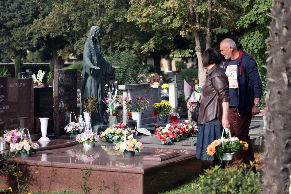 Dijani se slošilo NA GROBU ĆERKE LANE, u pomoć joj pritrčao nepoznat stranac, a onda... U sekundi se SKAMENILA!