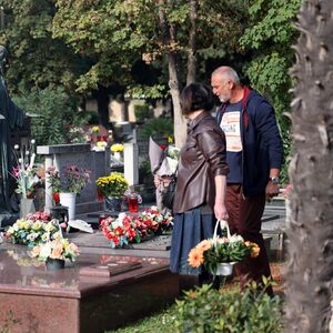 Dijani se slošilo NA GROBU ĆERKE LANE, u pomoć joj pritrčao nepoznat stranac, a onda... U sekundi se SKAMENILA!