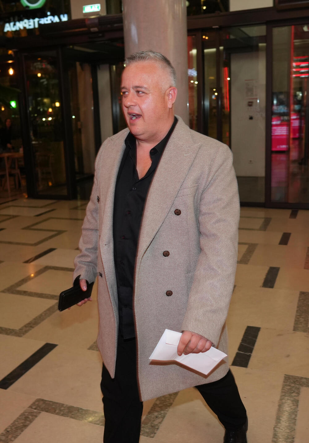 SRBI SE KRSTE KAD VIDE KOLIKO JE ZARADIO ZA JEDNO VEČE: Sa ovim parama čovek može da se skući, OD CIFRE BOLI GLAVA