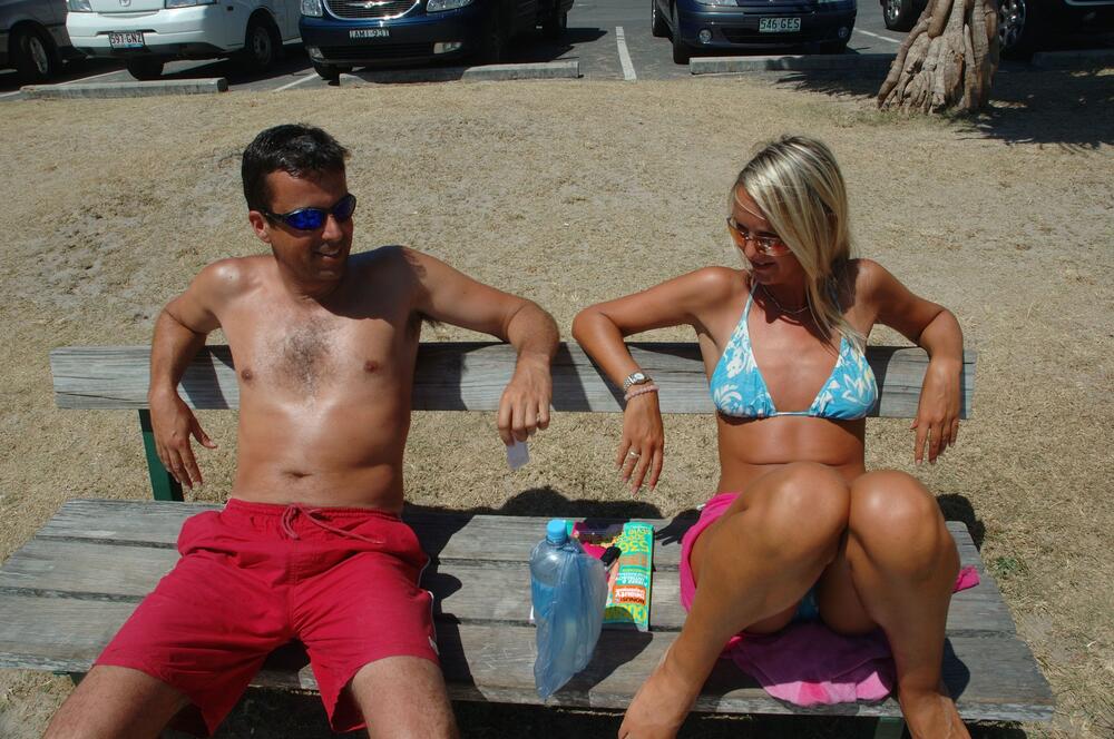 PAR U SPLITU IMAO INTIMNE ODNOSE NA PLAŽI PRED PORODICAMA SA DECOM: Radili one stvari ŽUSTRO, nisu stali! (FOTO)