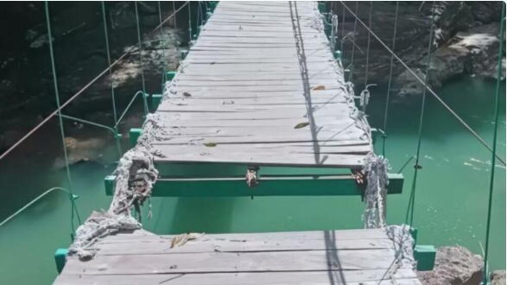 Odmor iz pakla! Bračni par propao kroz most u provaliju dok se fotografisao, jezivi krici odjekivali ambisom (FOTO)