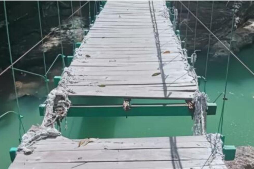 Odmor iz pakla! Bračni par propao kroz most u provaliju dok se fotografisao, jezivi krici odjekivali ambisom (FOTO)