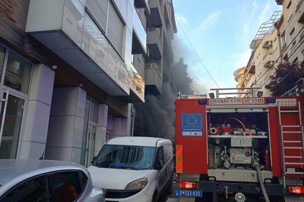 Izbio požar u stambenoj zgradi u Ivanjici, stanari evakuisani: Vatrogasci na terenu, plamen odneo krov