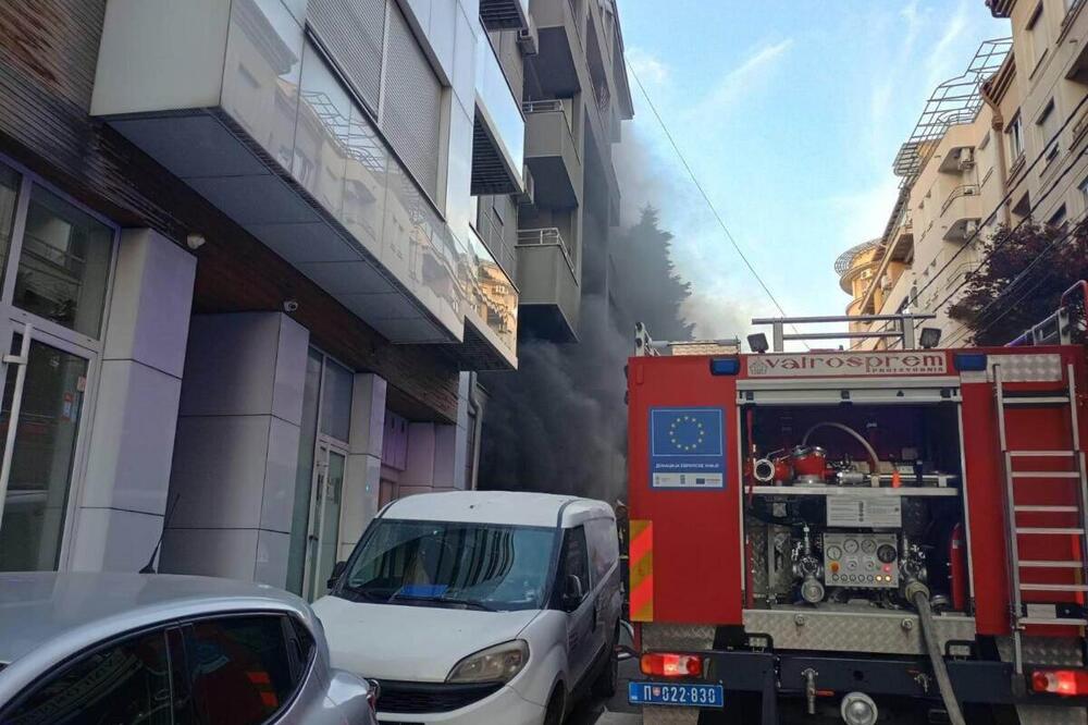 Izbio požar u stambenoj zgradi u Ivanjici, stanari evakuisani: Vatrogasci na terenu, plamen odneo krov