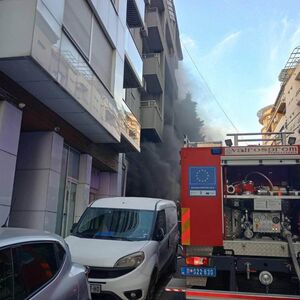 Izbio požar u stambenoj zgradi u Ivanjici, stanari evakuisani: Vatrogasci na terenu, plamen odneo krov