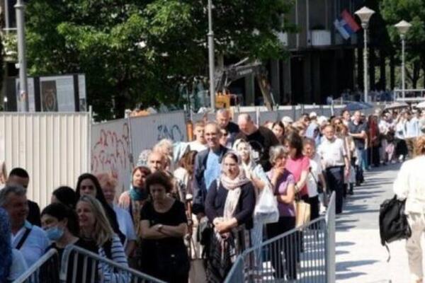 "STARI, MLADI, DECA I VELIKI BROJ BEBA": Ljudi i dalje čekaju ispred Hrama! Evo koliko je traka ostalo za vernike