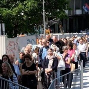 "STARI, MLADI, DECA I VELIKI BROJ BEBA": Ljudi i dalje čekaju ispred Hrama! Evo koliko je traka ostalo za vernike