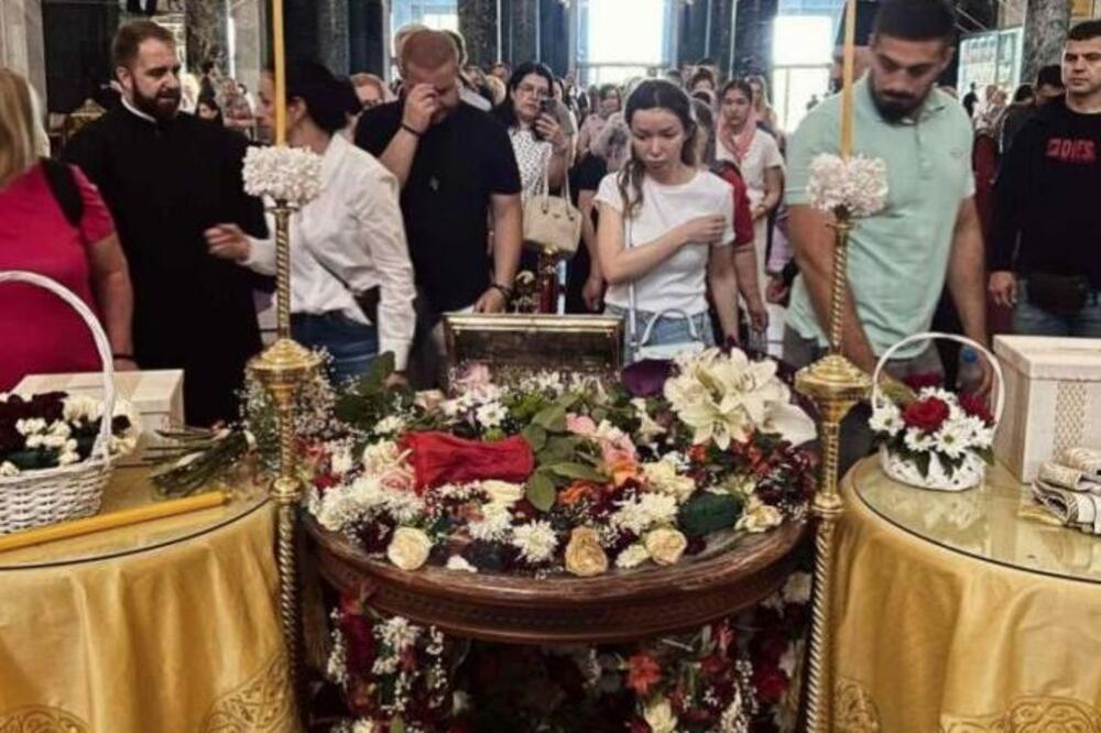 Evo gde ide sav novac! Vernici ostavili velike priloge tokom poklonjenja pojasu Presvete Bogorodice