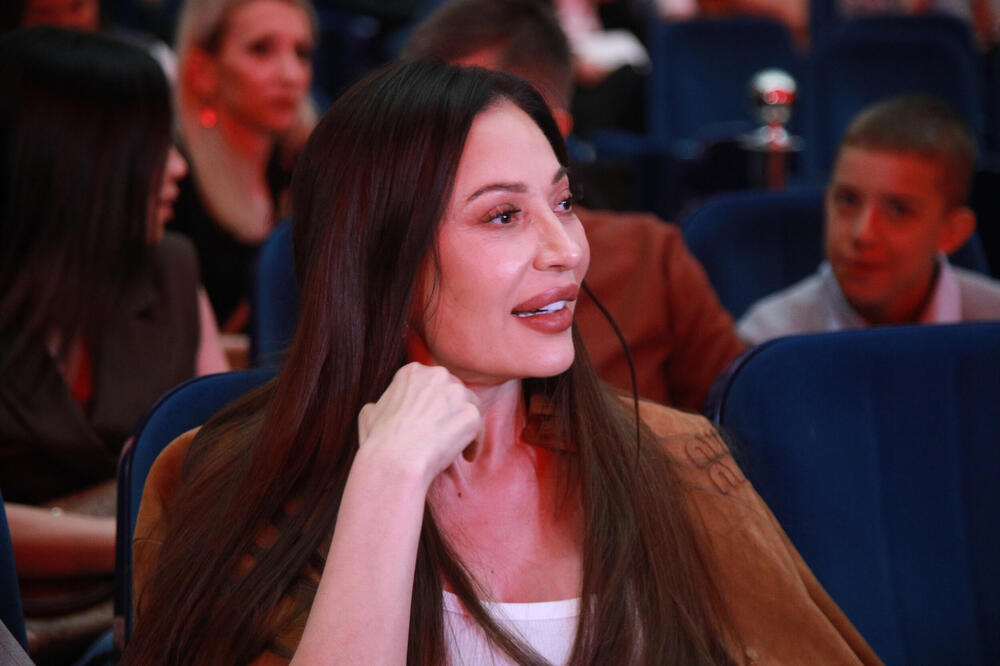 KAD STE U DRUŠTVU OVAKVOG DASE NA VAMA MORA SVE DA PUCA: Ceca u PAPRENO SKUPOM stajlingu na večeri sa Italijanom