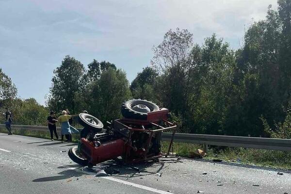 Traktor sleteo s puta i zakucao se direktno u drvo: Vozač poginuo na licu mesta, velika tragedija kod Mladenovca
