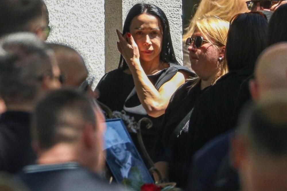 Udovica Jelena stigla na groblje, pristižu i članovi porodice: Danas sahrana ubijenog Aleksandra Nešovića!