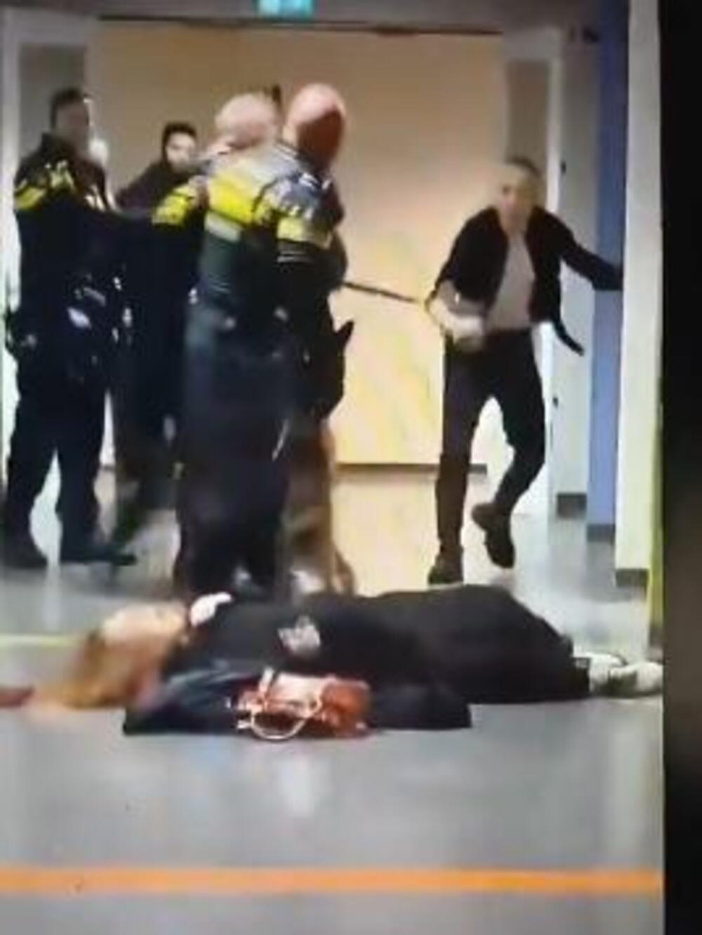 JEZIV SNIMAK IZ HOLANDIJE: Žena leži na podu, oko nje policajci, ŠTA SE OVDE ZAPRAVO DEŠAVA? (VIDEO)