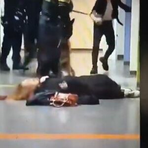 JEZIV SNIMAK IZ HOLANDIJE: Žena leži na podu, oko nje policajci, ŠTA SE OVDE ZAPRAVO DEŠAVA? (VIDEO)