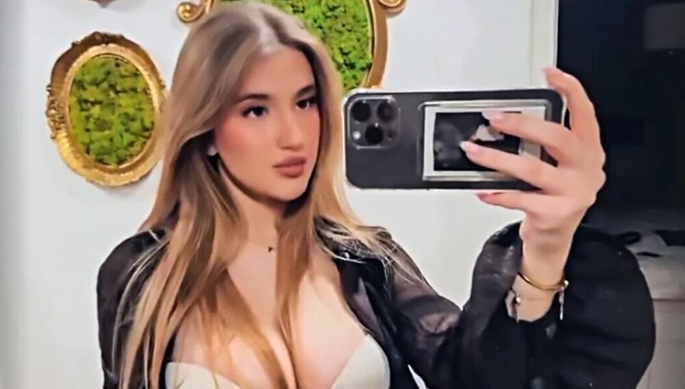 ĆERKA GOCE TRŽAN BEZOBRAZNO PROVOCIRA! Bujne grudi isturila u prvi plan, pa... TREBAĆE VAM VODE I ŠEĆERA! (FOTO)