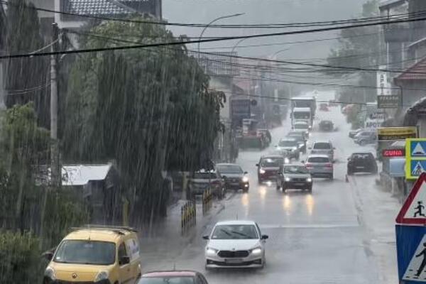 Prvi snimak nevremena koje je stiglo u Srbiju: Kiša lije kao iz kabla, pada i grad! (VIDEO)