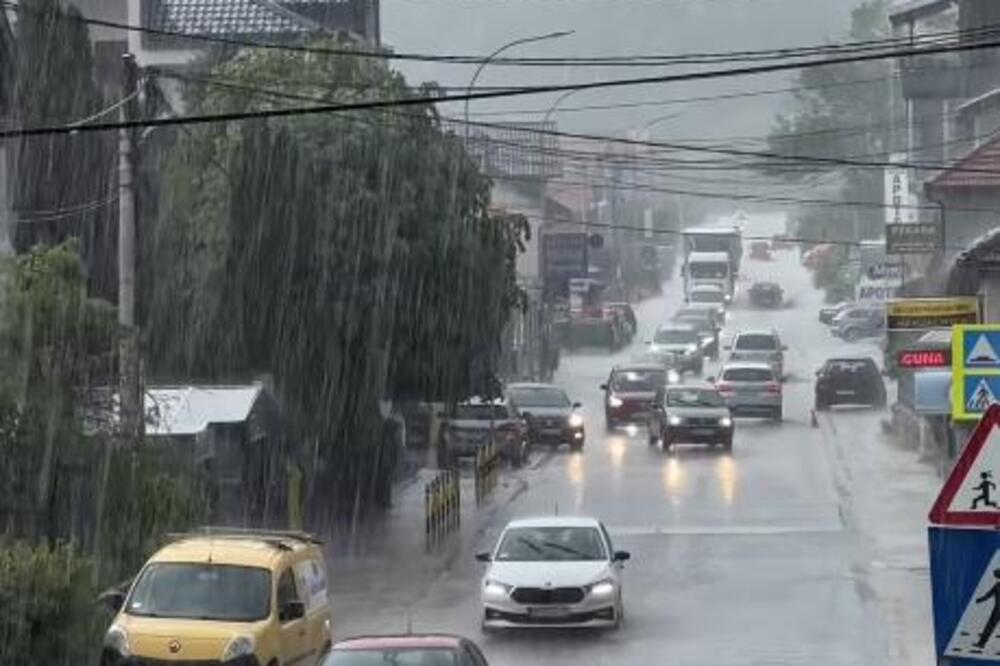 Prvi snimak nevremena koje je stiglo u Srbiju: Kiša lije kao iz kabla, pada i grad! (VIDEO)