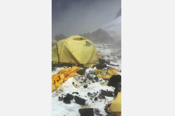 PLANINARI NAPRAVILI HAOS NA MONT EVERESTU: Najviši kamp pretvoren u deponiju, da li je ovo moguće?! (VIDEO)