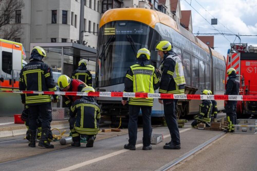 HOROR U BERLINU: Tramvaj iskočio iz šina, povređeno 20 ljudi! (VIDEO)