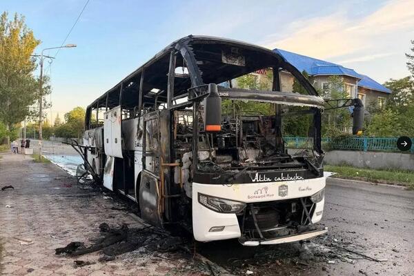 UKRAJINSKI DRON RAZNEO PUTNIČKI AUTOBUS! Ima i mrtvih i povređenih - od siline eksplozije OŠTEĆENE I OKOLNE ZGRADE!