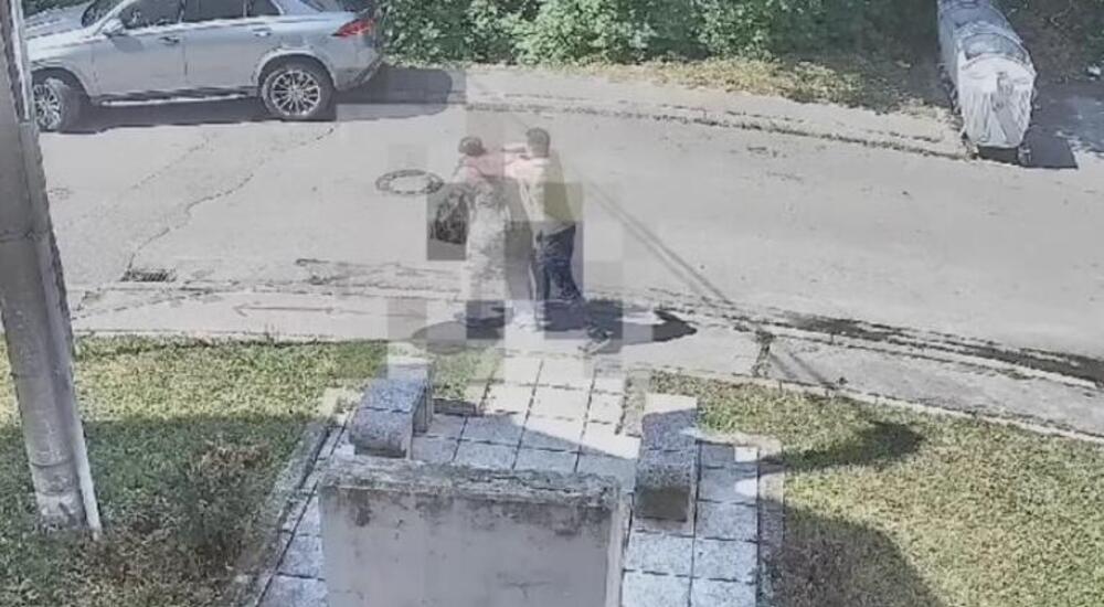 PREPOZNAJETE LI GA? Brutalno opljačkao staricu nasred ulice, STRGAO JOJ LANČIĆ SA VRATA - kamera sve snimila!