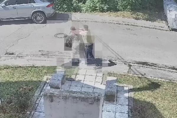 PREPOZNAJETE LI GA? Brutalno opljačkao staricu nasred ulice, STRGAO JOJ LANČIĆ SA VRATA - kamera sve snimila!