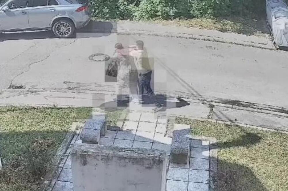 PREPOZNAJETE LI GA? Brutalno opljačkao staricu nasred ulice, STRGAO JOJ LANČIĆ SA VRATA - kamera sve snimila!