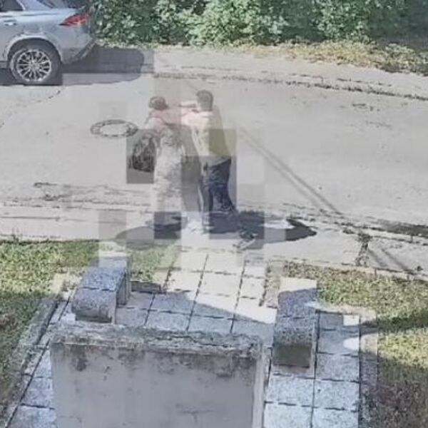 PREPOZNAJETE LI GA? Brutalno opljačkao staricu nasred ulice, STRGAO JOJ LANČIĆ SA VRATA - kamera sve snimila!