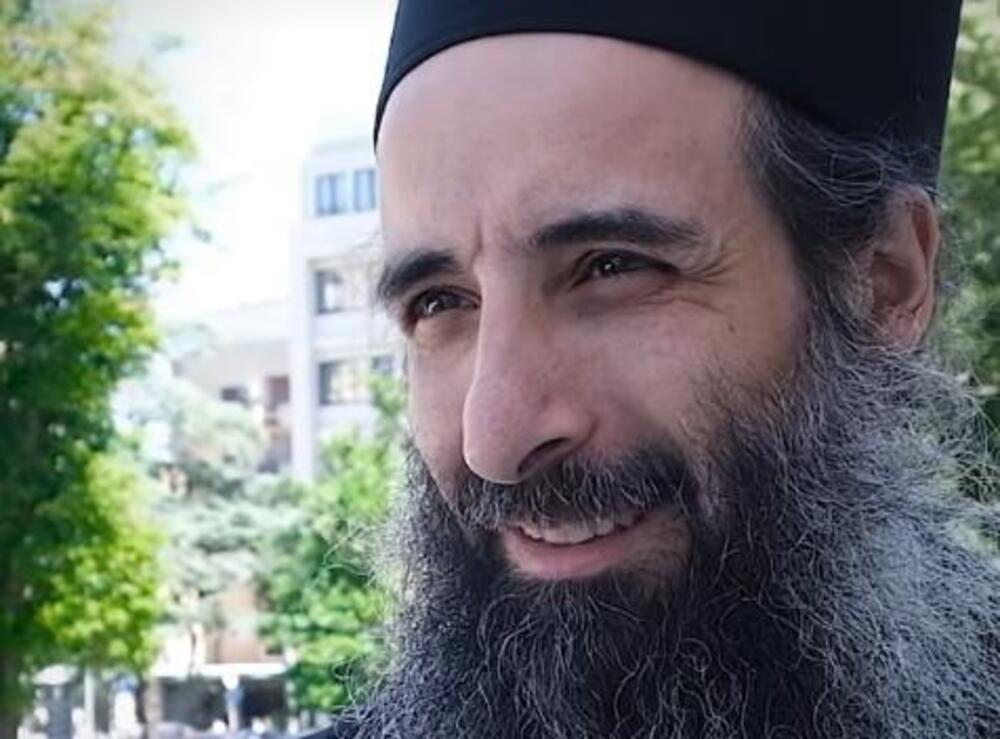 "BOG VOLI SRBIJU I NEĆE VAS OSTAVITI!" Moćna poruka monaha sa SVETE GORE upućena vernicima koji čekaju ispred Hrama