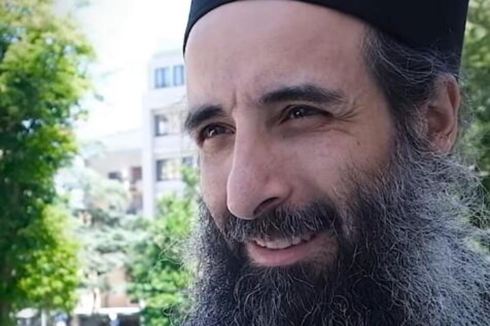 "BOG VOLI SRBIJU I NEĆE VAS OSTAVITI!" Moćna poruka monaha sa SVETE GORE upućena vernicima koji čekaju ispred Hrama